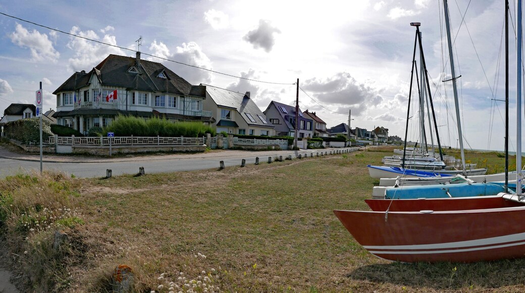 Bateaux sur la digue d'Hermanville-sur-mer, Normandie