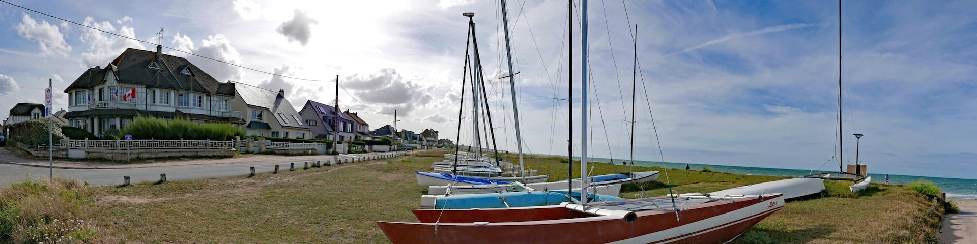 Bateaux sur la digue d'Hermanville-sur-mer, Normandie