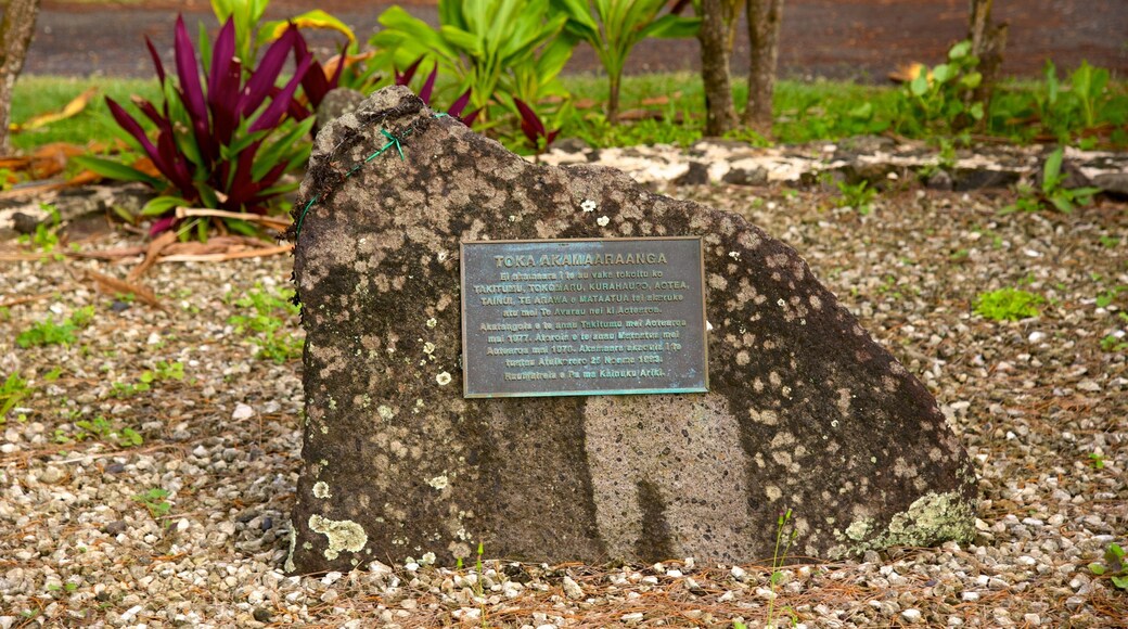 Ngatangiia som viser skiltning og et monument