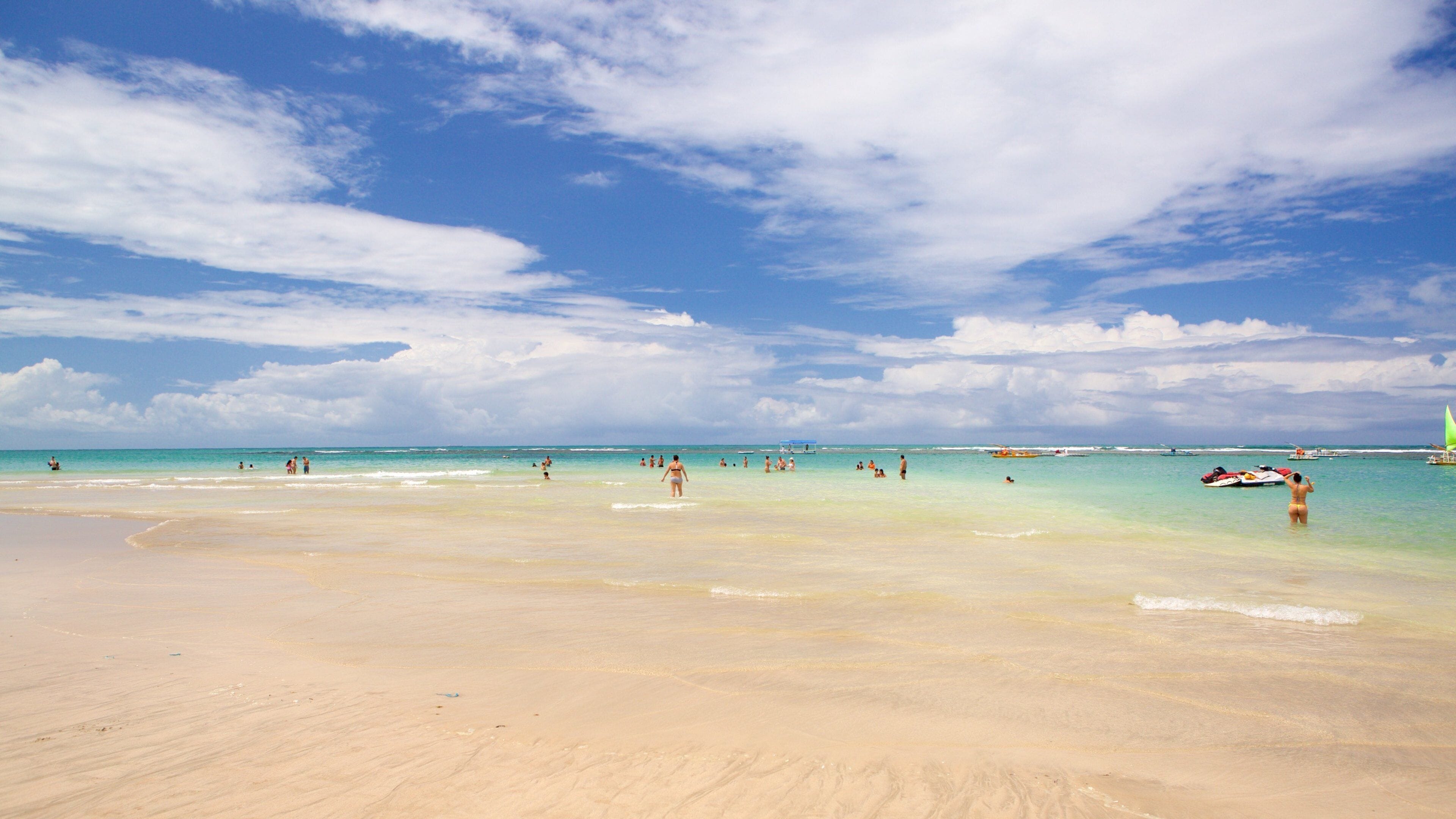Porto de Galinhas presenterar surfing, bad och en strand