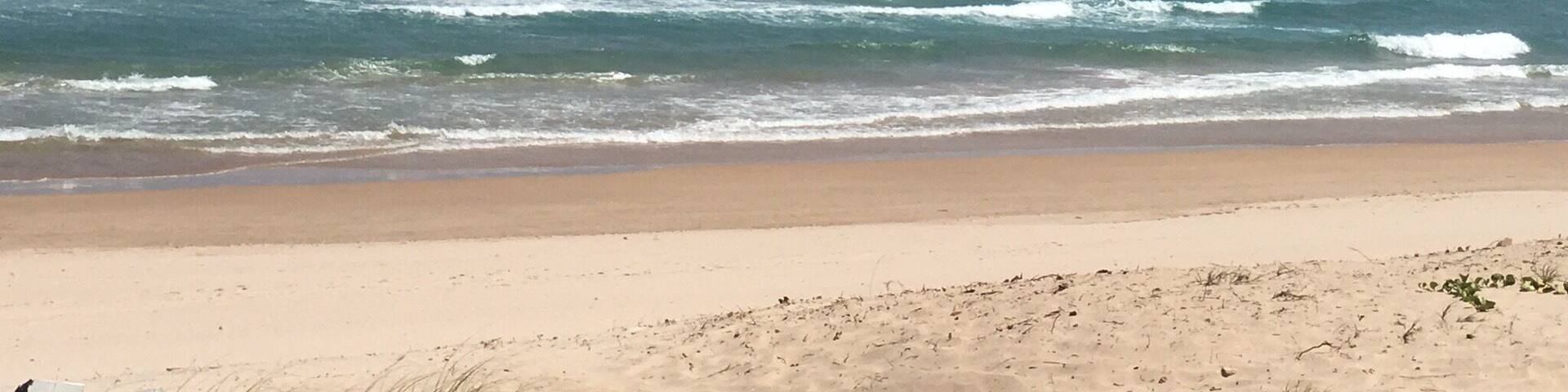 Praia linda e ĂĄgua quente!! NĂŁo precisa mais nada para ser feliz!! #praia #beach #portodegalnhas #Brasil