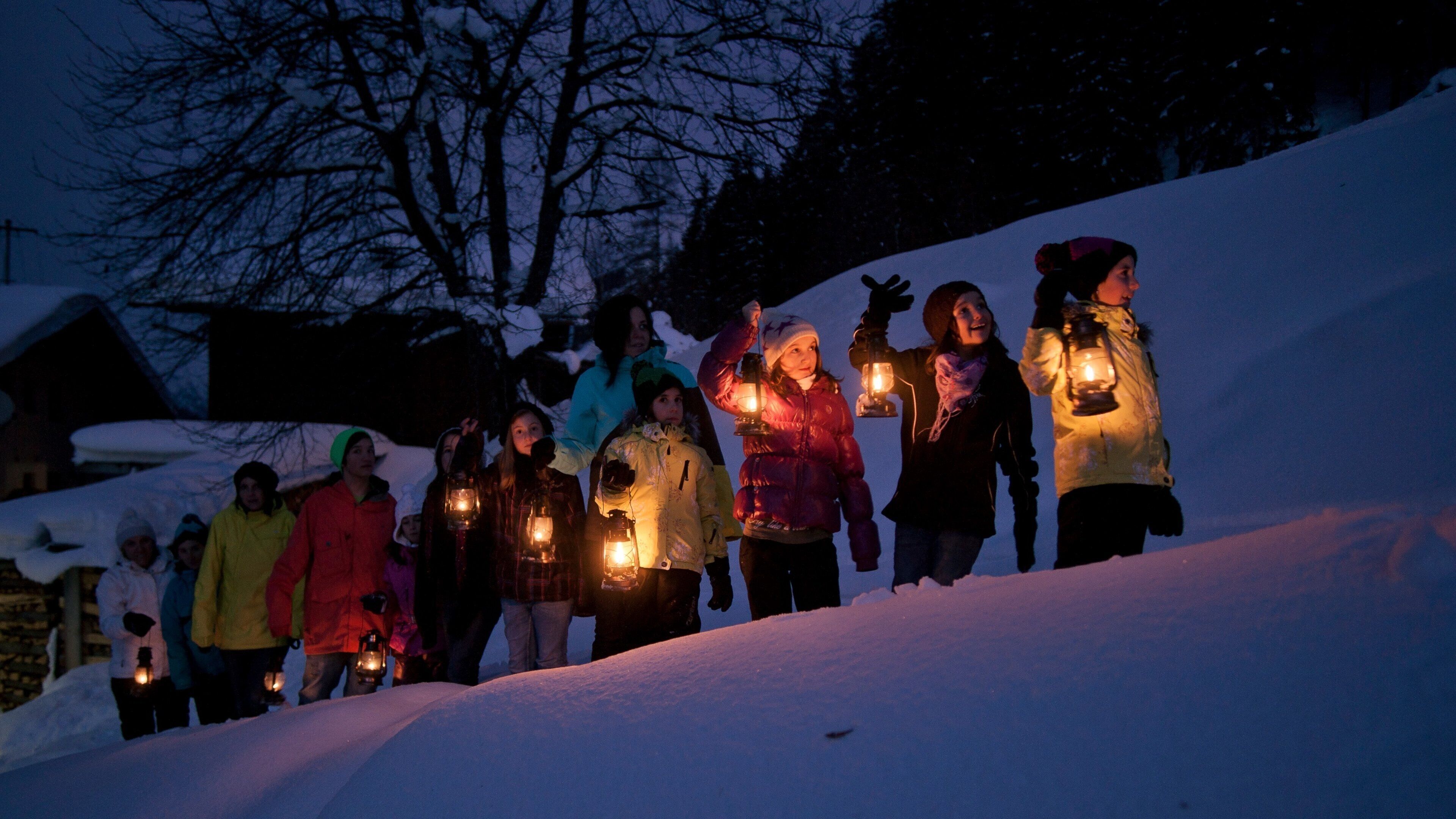 See mostrando nieve y escenas nocturnas y también un grupo grande de personas
