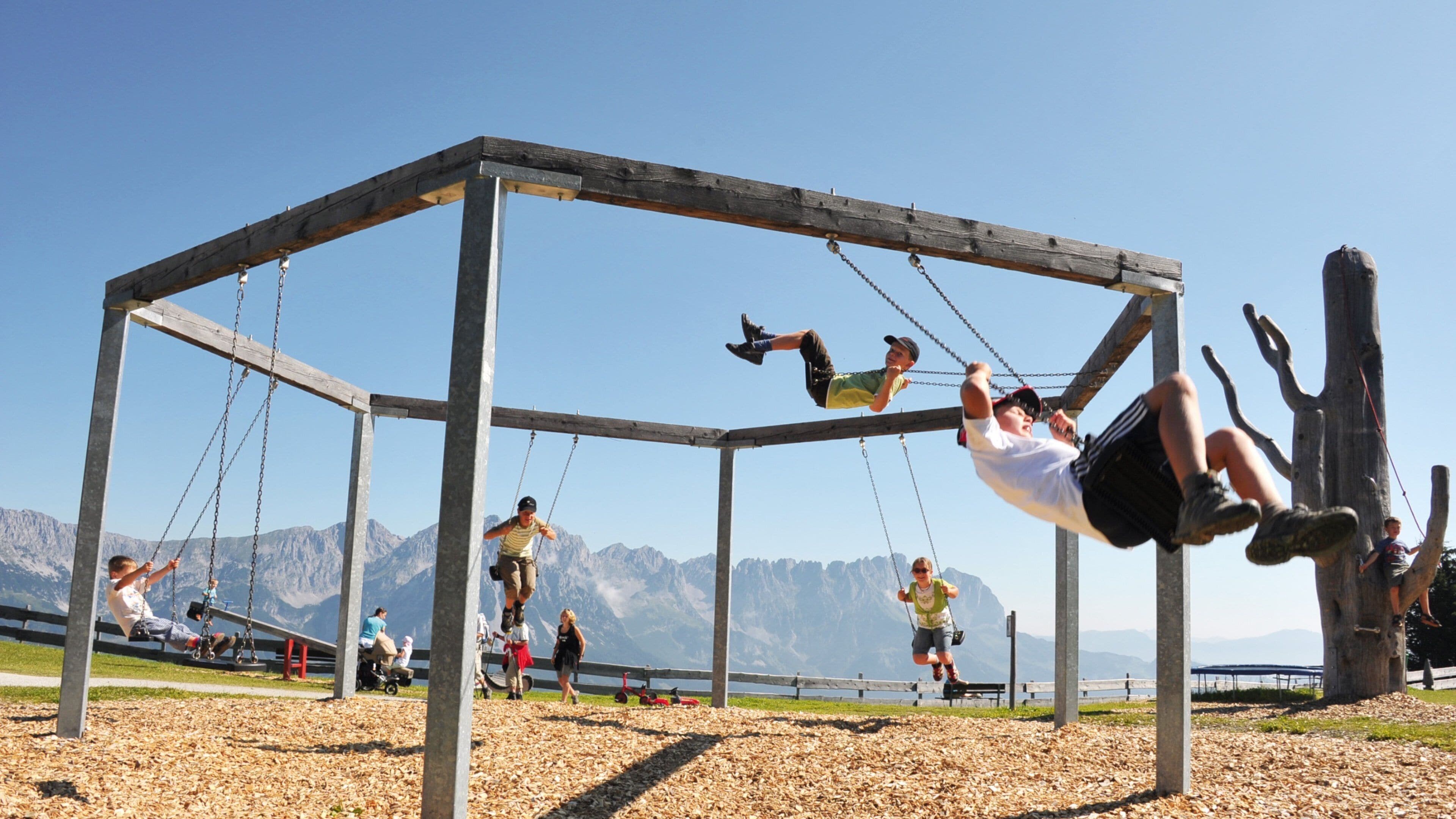 Scheffau am Wilden Kaiser ofreciendo un parque infantil y también niños