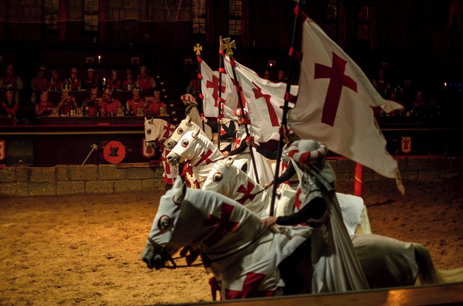 Castillo San Miguel.
Enjoy a Medieval Dinner with show.
During the Tournament, you will be served the banquet just as it was done in medieval times; The soup is drunk and an entire chicken per person with its garnish is eaten by hand.