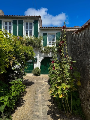 side alley on la Grande Rue, La Couarde-sur-Mer