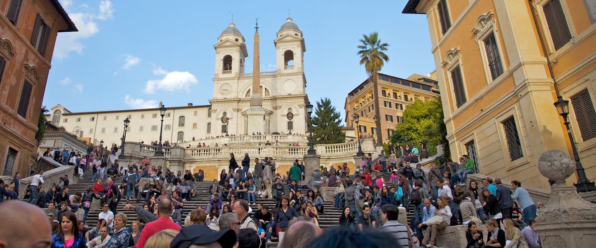 Escadaria de Espanha caracterizando uma cidade, uma igreja ou catedral e linha do horizonte