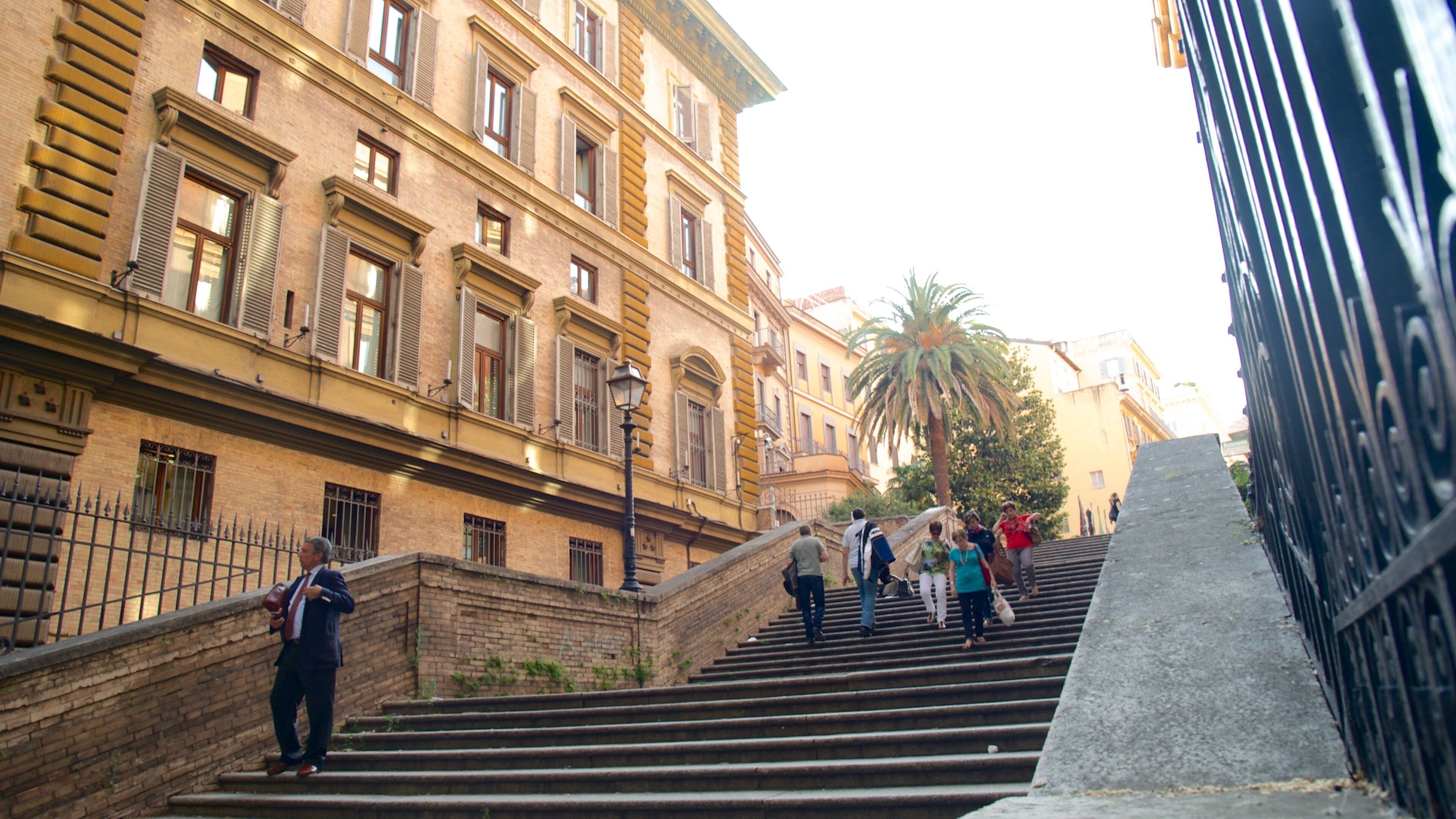 Via Veneto såväl som en liten grupp av människor