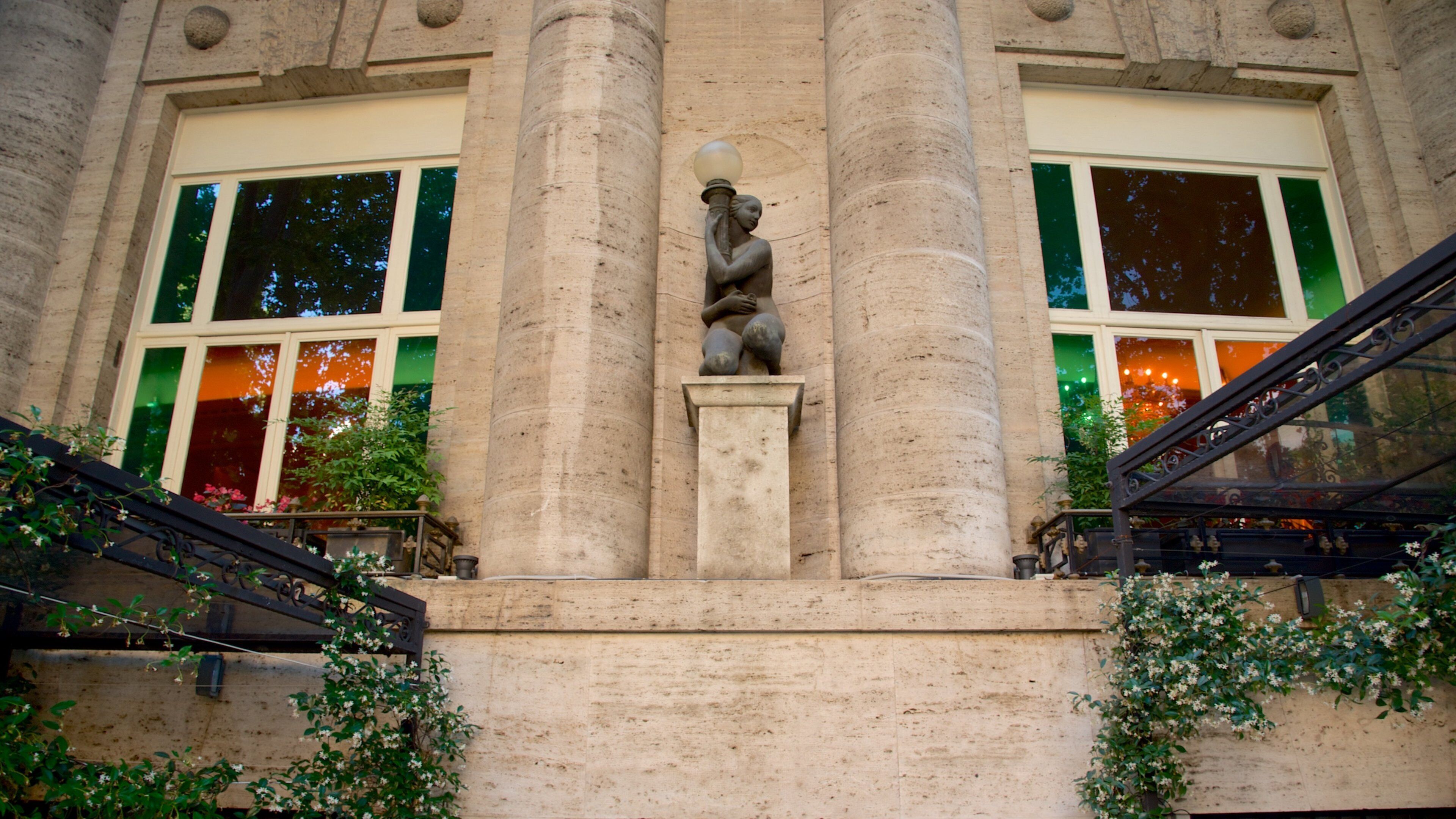 Via Veneto som visar en staty eller skulptur