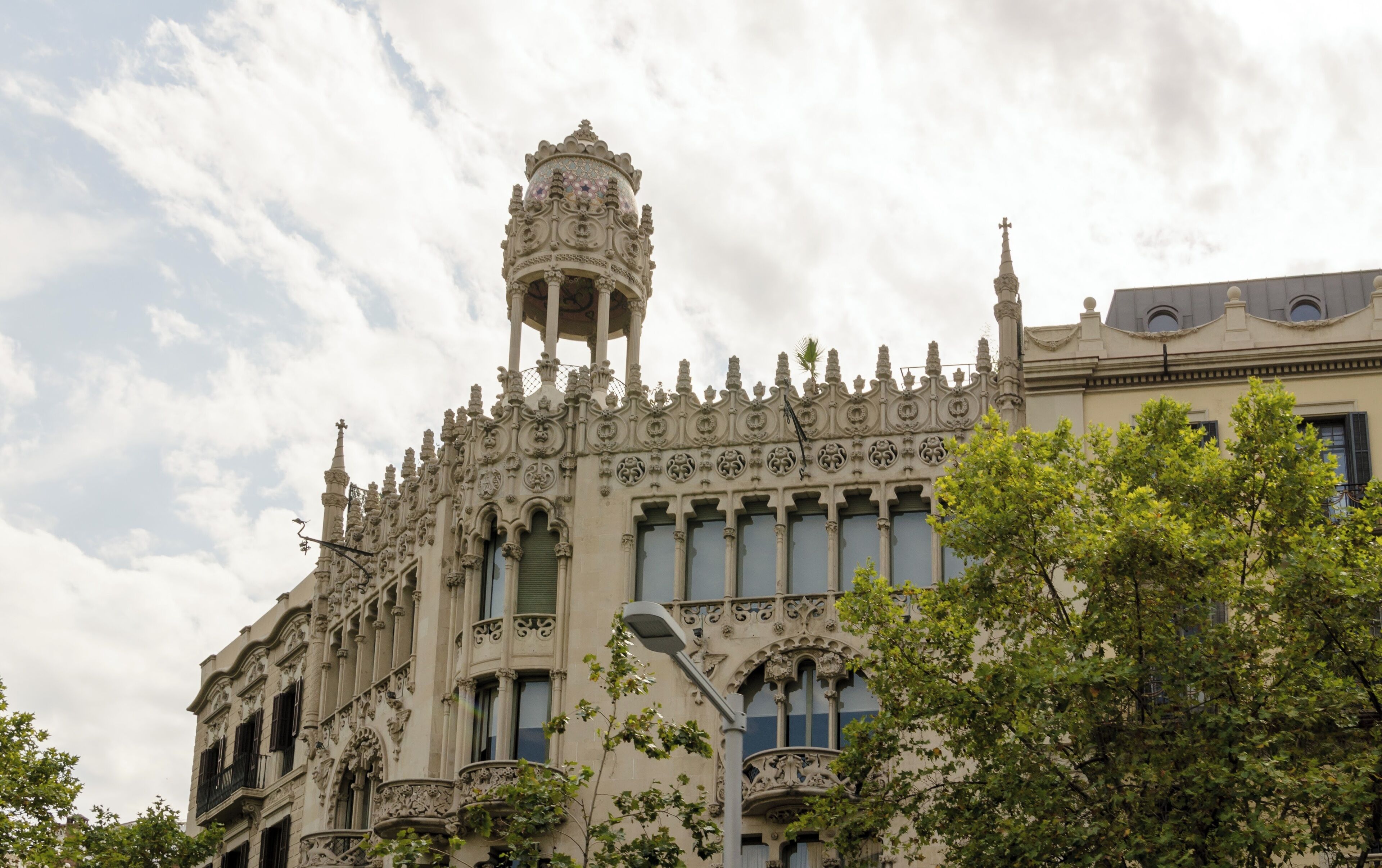 Casa Lleó-Morera view from a tour bus