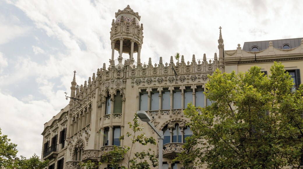 Casa Lleó-Morera view from a tour bus