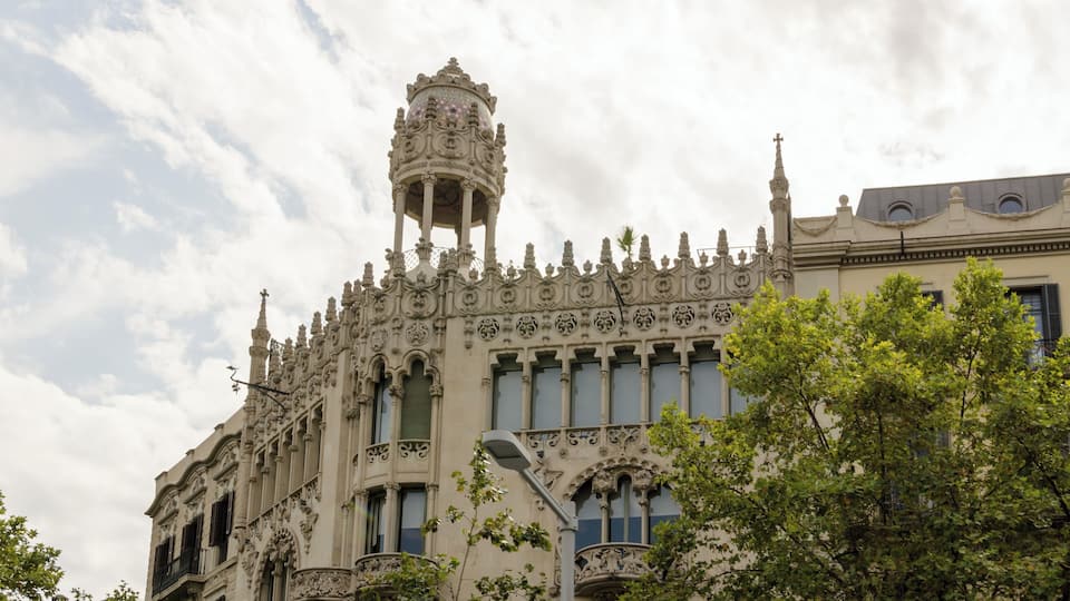 Casa Lleó-Morera view from a tour bus