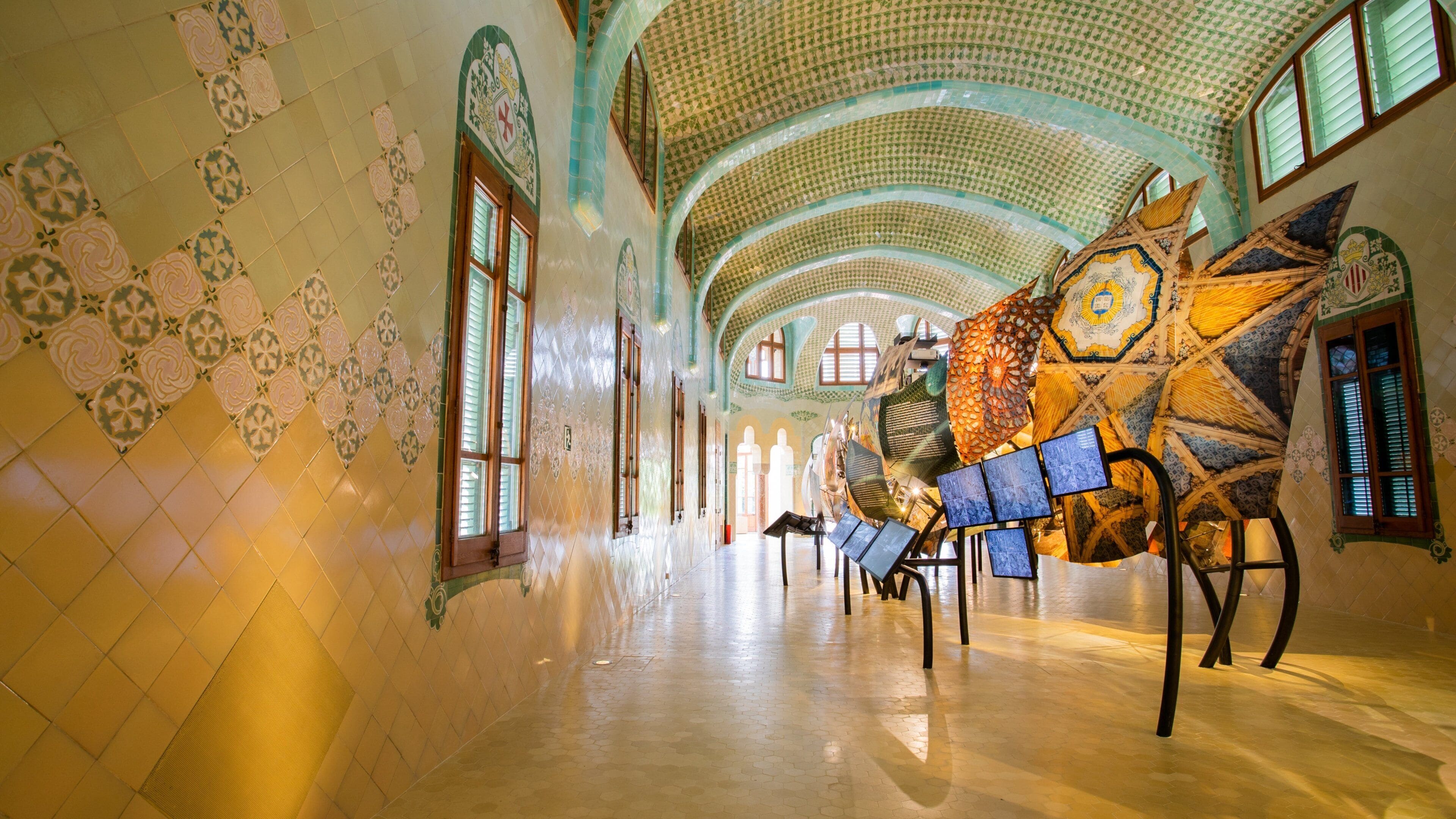 Hospital de la Santa Creu de Barcelona featuring interior views and art