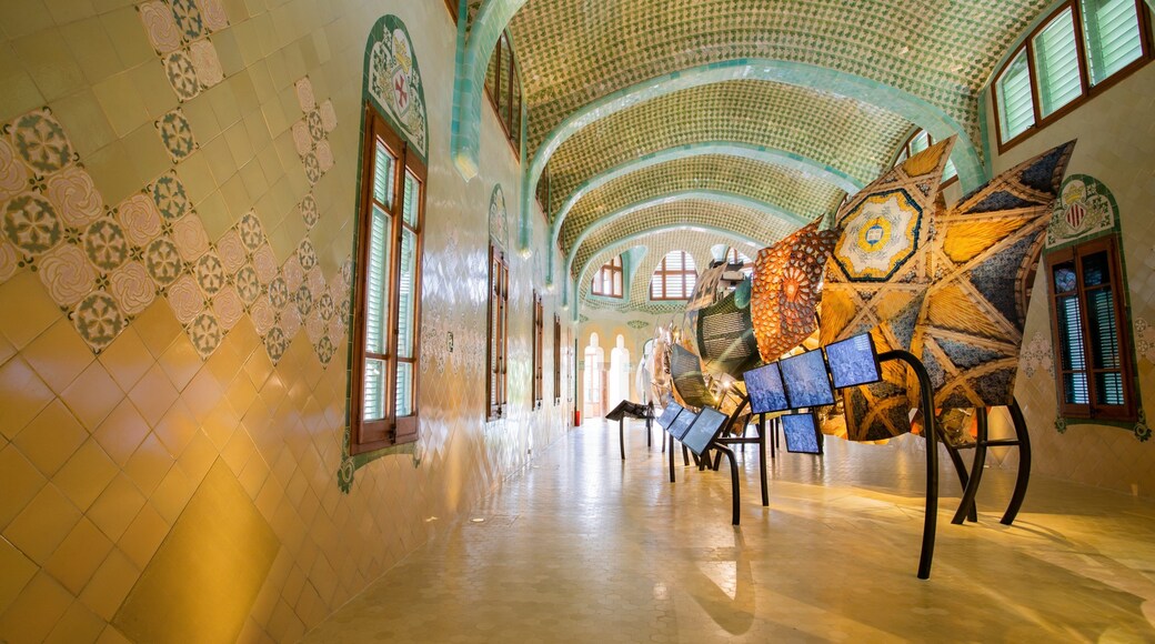 Hospital de la Santa Creu de Barcelona featuring interior views and art