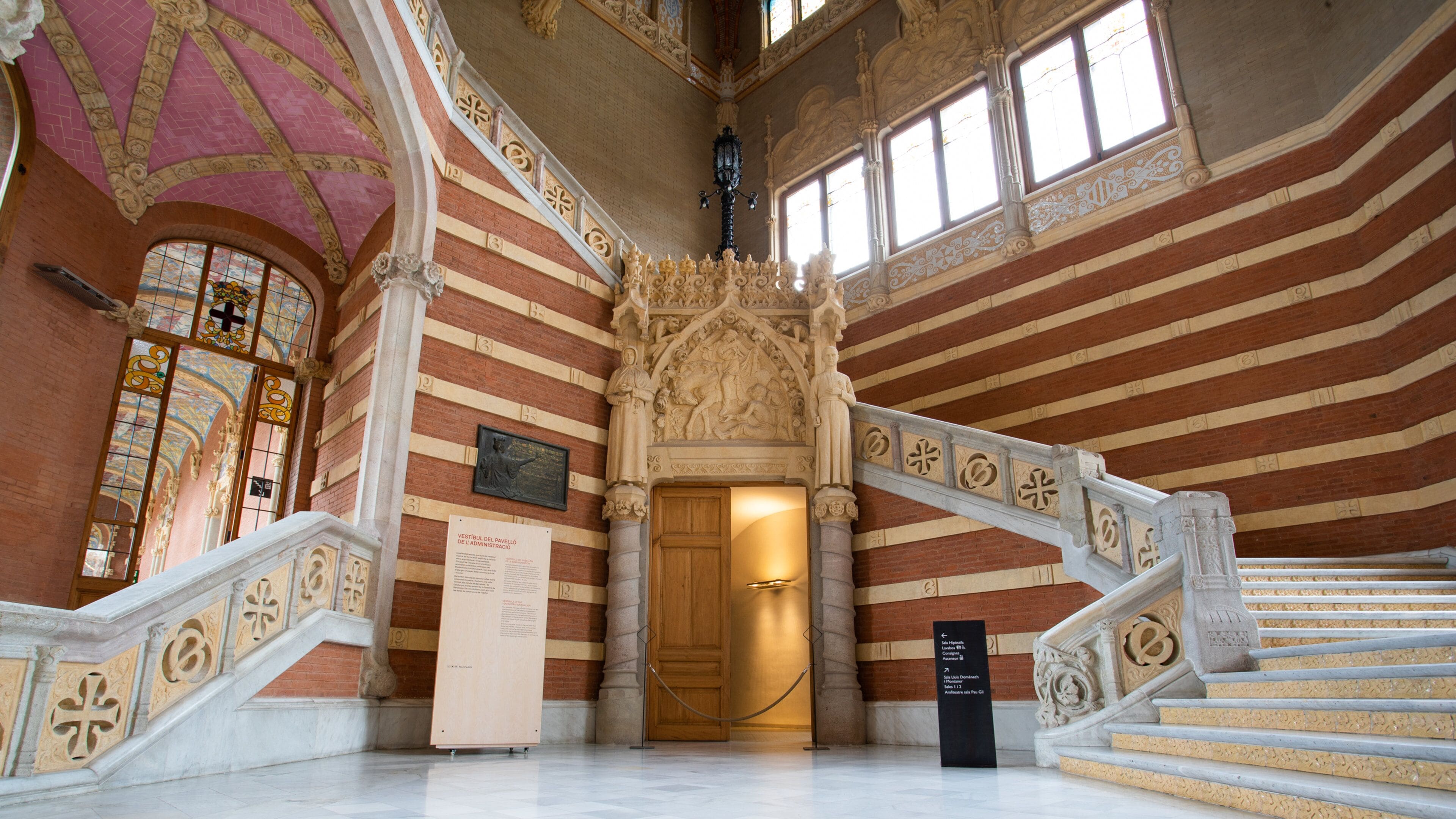 Hospital de la Santa Creu de Barcelona showing interior views and heritage elements