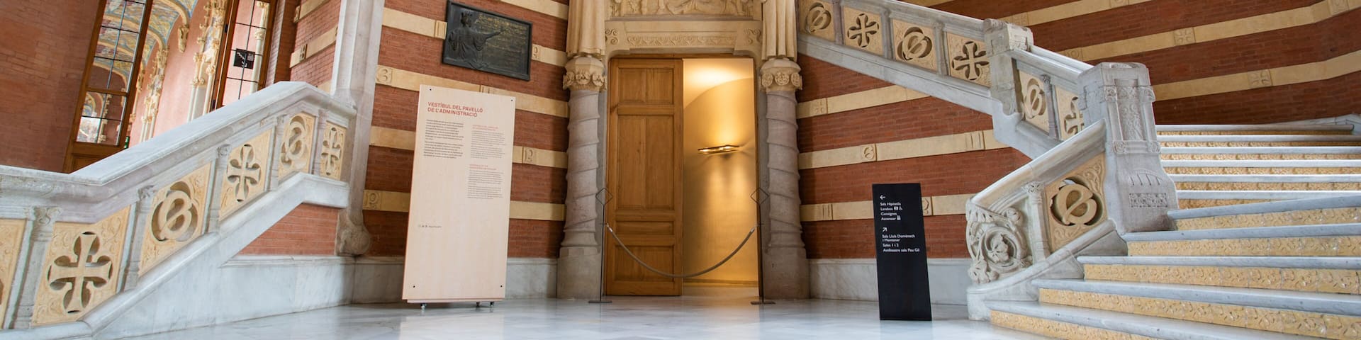 Hospital de la Santa Creu de Barcelona showing interior views and heritage elements