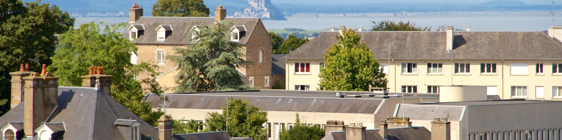 Avranches mostrando uma cidade