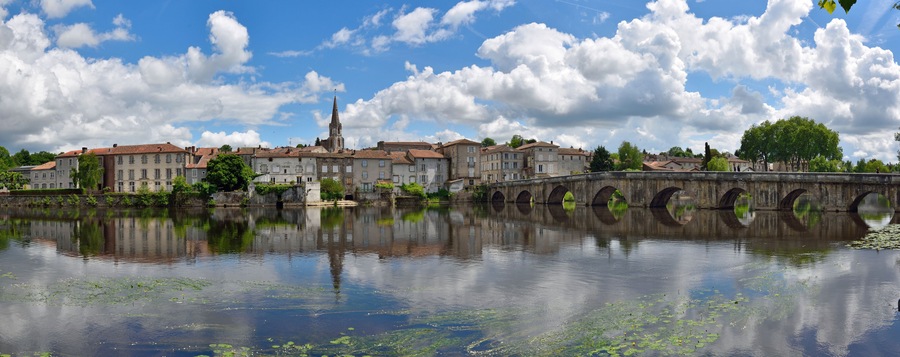 Confolens sur les rives de la Vienne