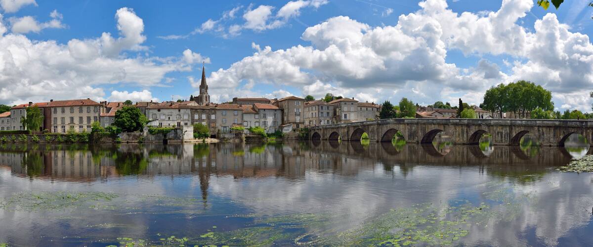 Confolens sur les rives de la Vienne