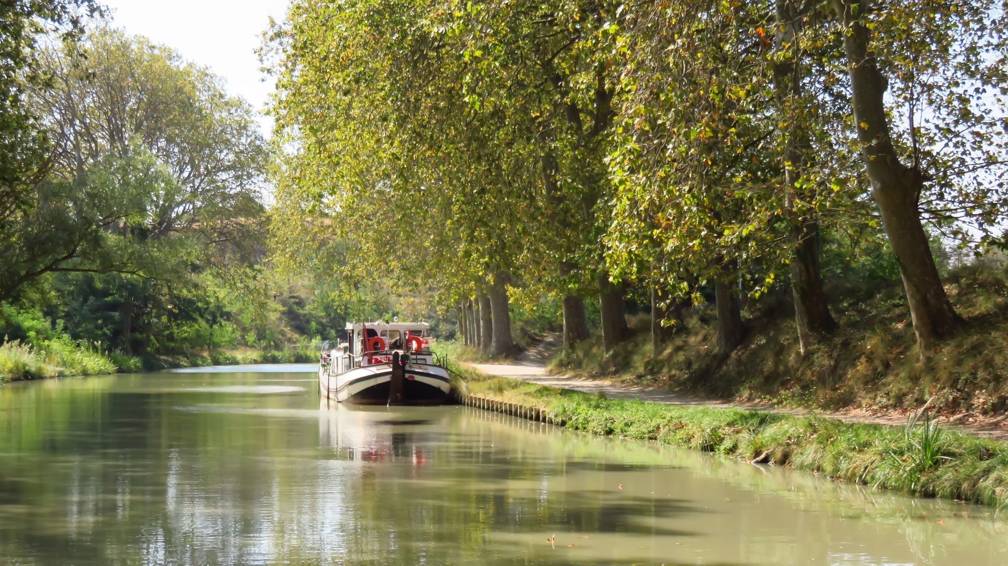 Canal du Midi, péniche amarrée (France)