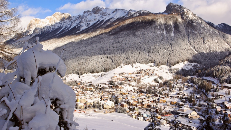Fassatal mit einem Stadt, Berge und Waldmotive