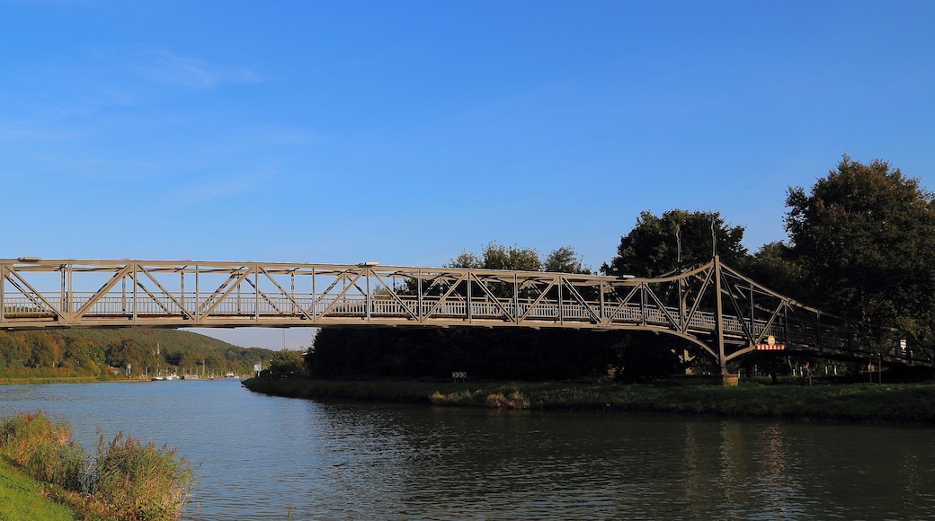 Footbridge Bergeshรถveder Steg at the Nasses Dreieck (Wet Triangle) in Hรถrstel-Bergeshรถvede, Kreis Steinfurt, North Rhine-Westphalia, Germany.