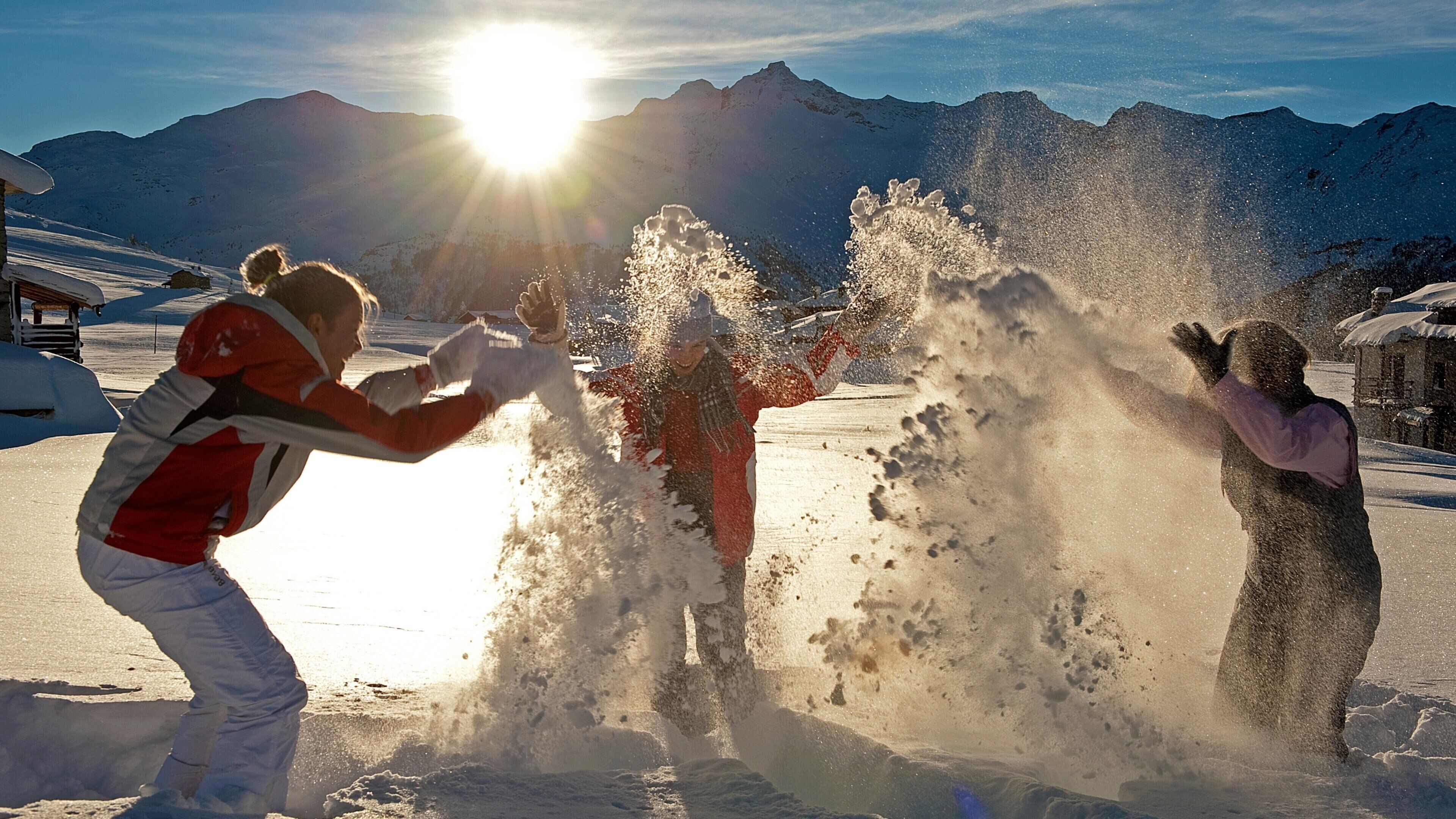 Madesimo som viser snø i tillegg til en liten gruppe med mennesker