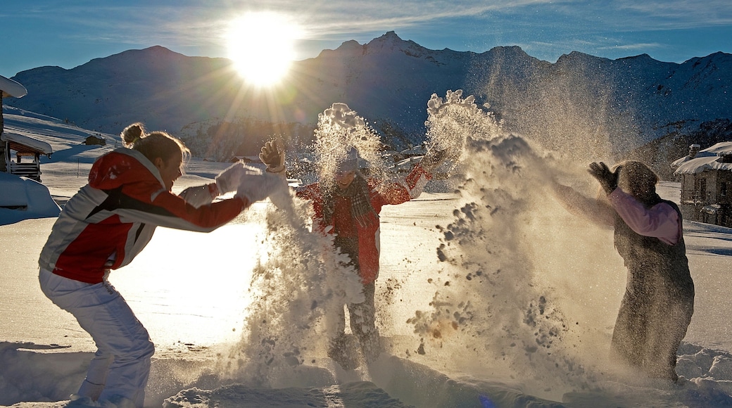 Madesimo som viser snø i tillegg til en liten gruppe med mennesker