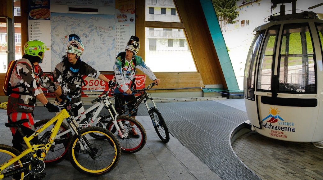 Madesimo johon kuuluu maastopyörÀily ja gondoli sekÀ pieni ryhmÀ ihmisiÀ