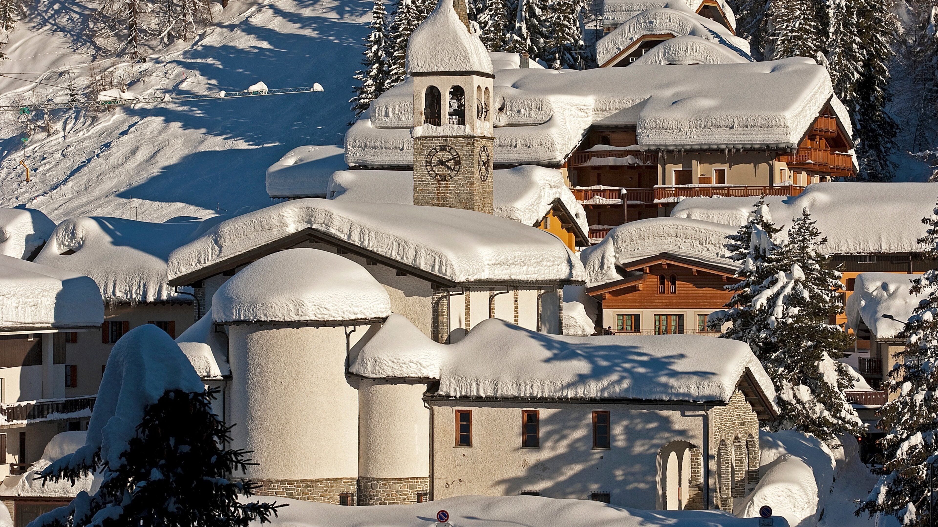 Madesimo som viser liten by eller landsby og snø