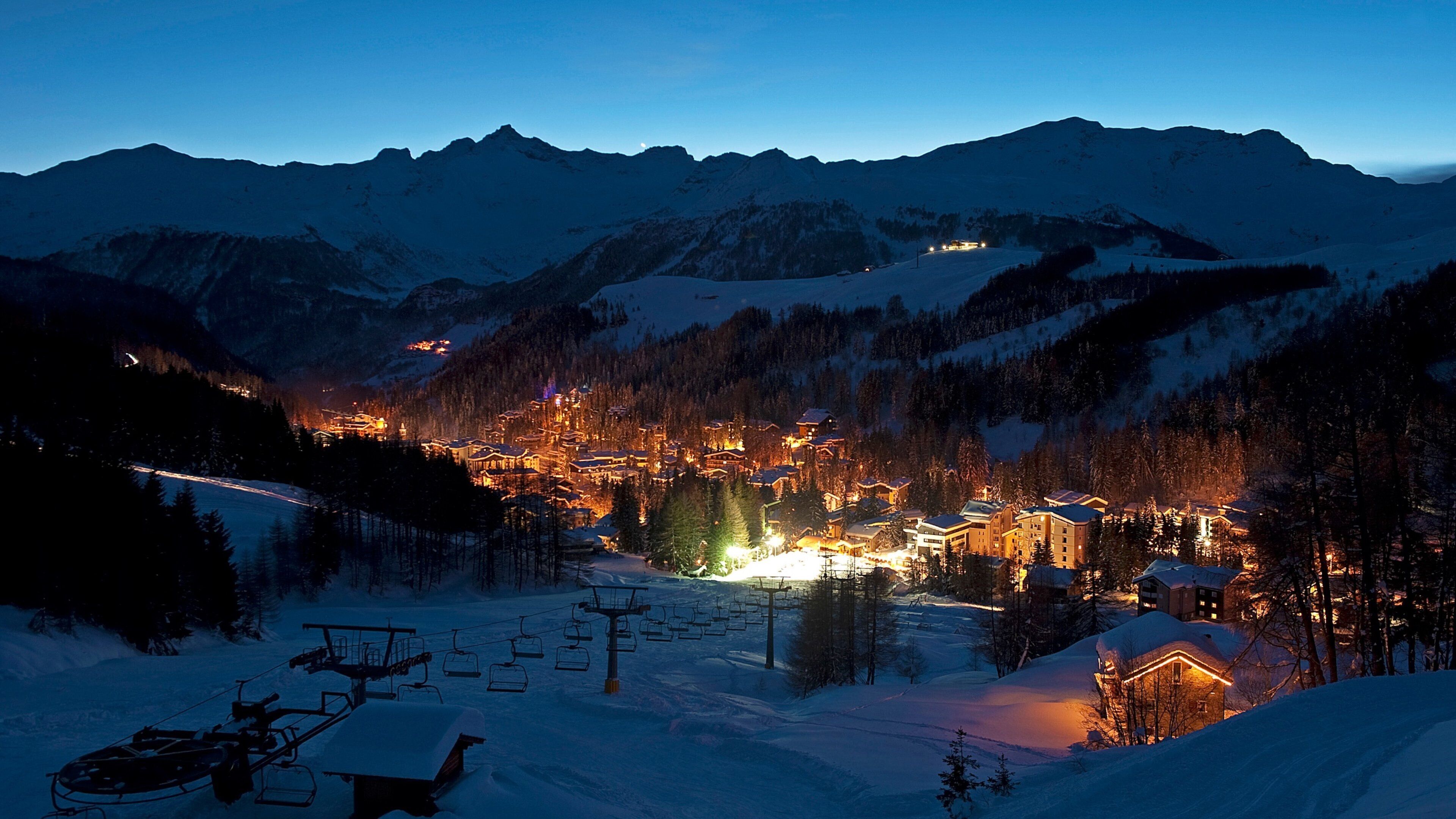 Madesimo ofreciendo escenas nocturnas, una pequeña ciudad o pueblo y montañas