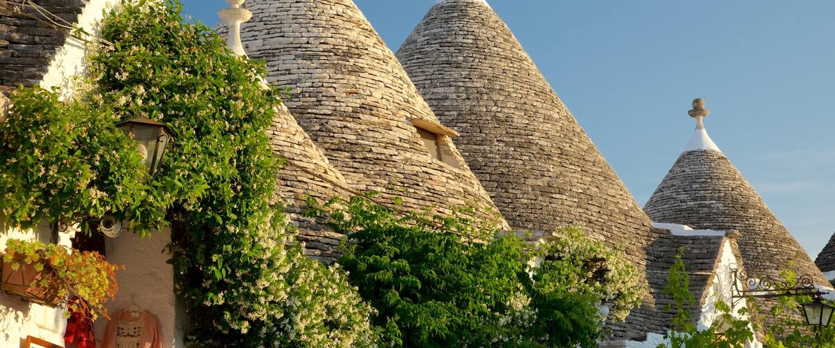 Alberobello som inkluderar en stad och historisk arkitektur