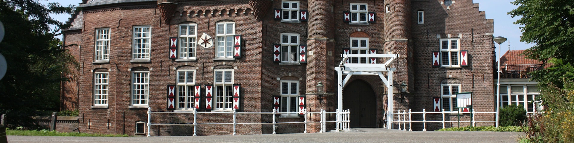 Un edificio grande e histórico con múltiples torres y una entrada destacada.