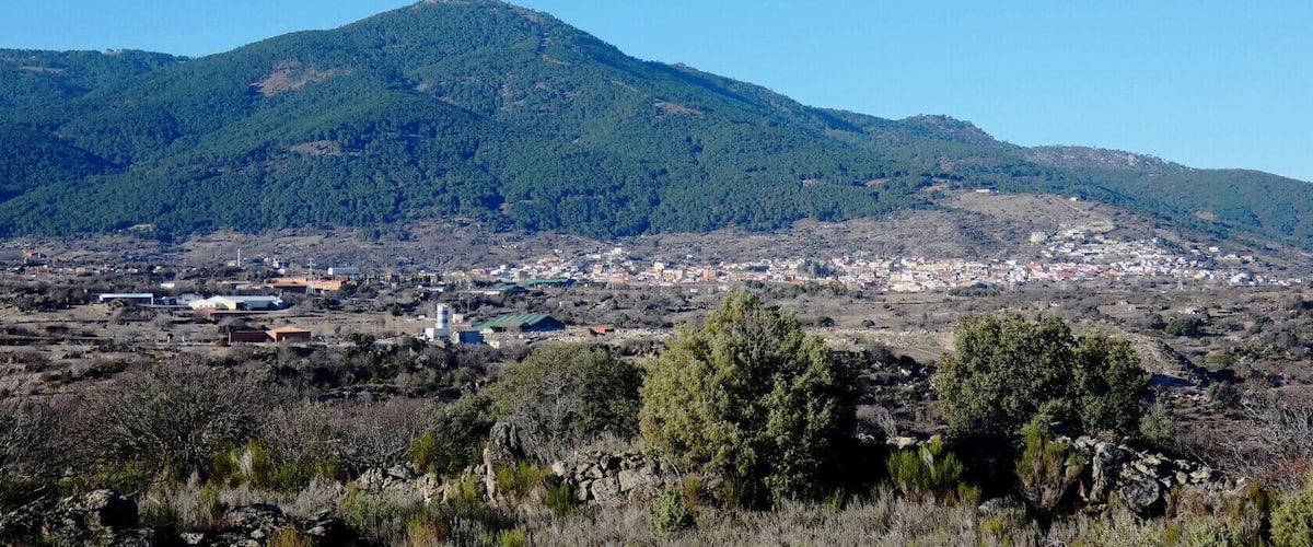El Tiemblo a los pies del Cabeza de la Parra. Sierra de Gredos, sector occidental.