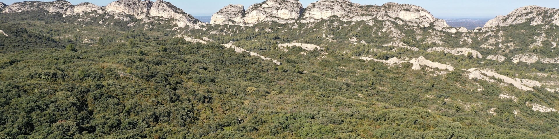 survol du massif des Alpilles en Provence dans le sud de la France