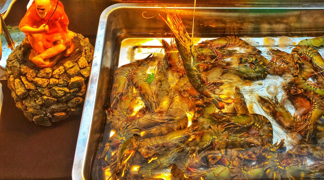 Smart way to attract hungry locals & tourists in weekend market (Naka Market) in #Phuket old town. The crowded weekend market is the largest in the island, with many family businesses offering all the exotic food you can think of. #Thailand #LifeatExpedia #LikeALocal #Trovember