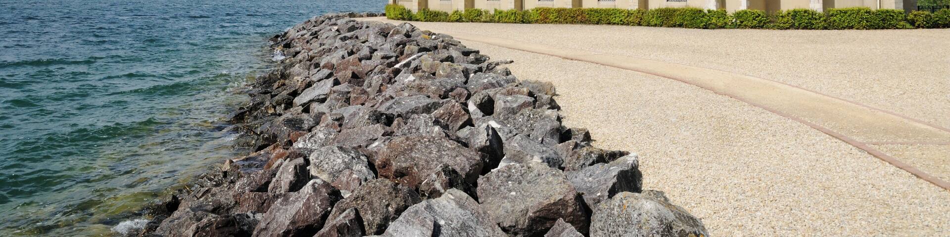 All that remains of sunken village at the lake was created in 1974. She is located in Giffaumont Champaubert (Champagne).