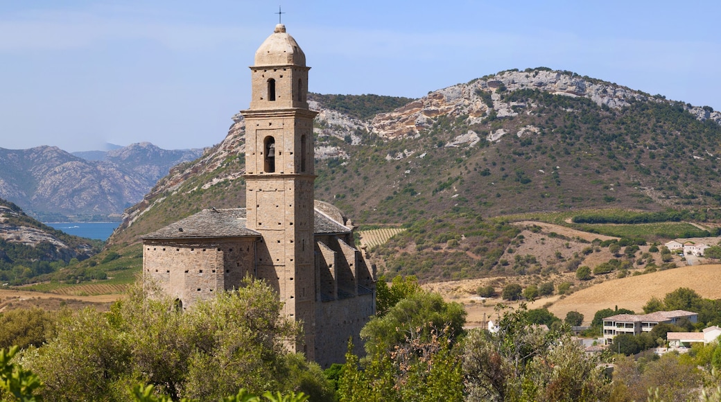 Corsica, 28/08/2017: vista panoramica della chiesa di San Martino (XVI secolo) a Patrimonio, villaggio dell'Alta Corsica circondato da colline verdi e vigneti