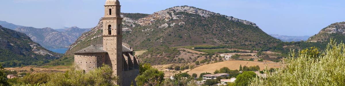 Corsica, 28/08/2017: vista panoramica della chiesa di San Martino (XVI secolo) a Patrimonio, villaggio dell'Alta Corsica circondato da colline verdi e vigneti