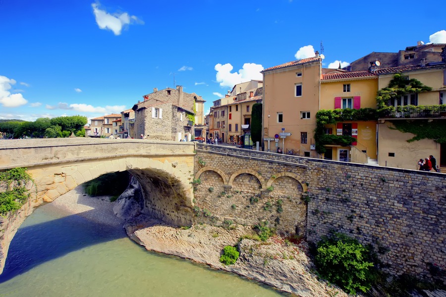Roman bridge at Vaison--la-Romaine, Provence, France; Shutterstock ID 616306283; purchase_order: SP-1332 HA Batch 2 August 2018; Order: ; client: HomeAway; other: To be paid with HA budget
