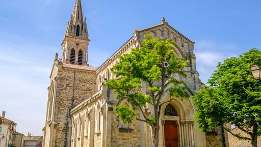 Eglise catholique du village de Saint-Cannat. Provence, France.