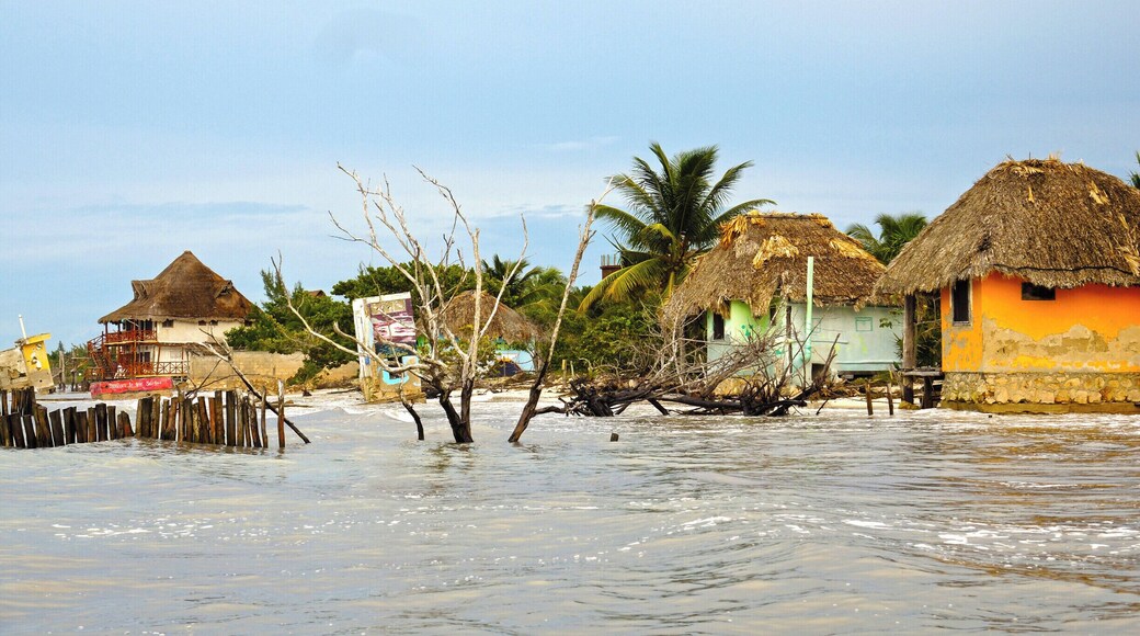 Beautiful isolated island not too overdeveloped and lovely beaches
#Beachbound
