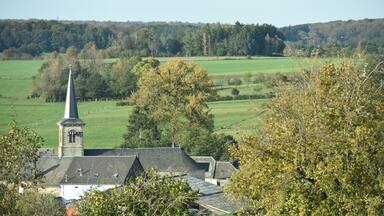 paysage vert Wallonie Belgique Ardenne eglise religion village