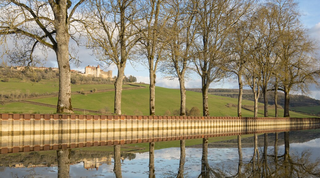 paysage le long du canal de Bourgogne avec vue sur le village perché de Châteauneuf dans le département de la Côte-d'Or, dans la région Bourgogne-Franche-Comté