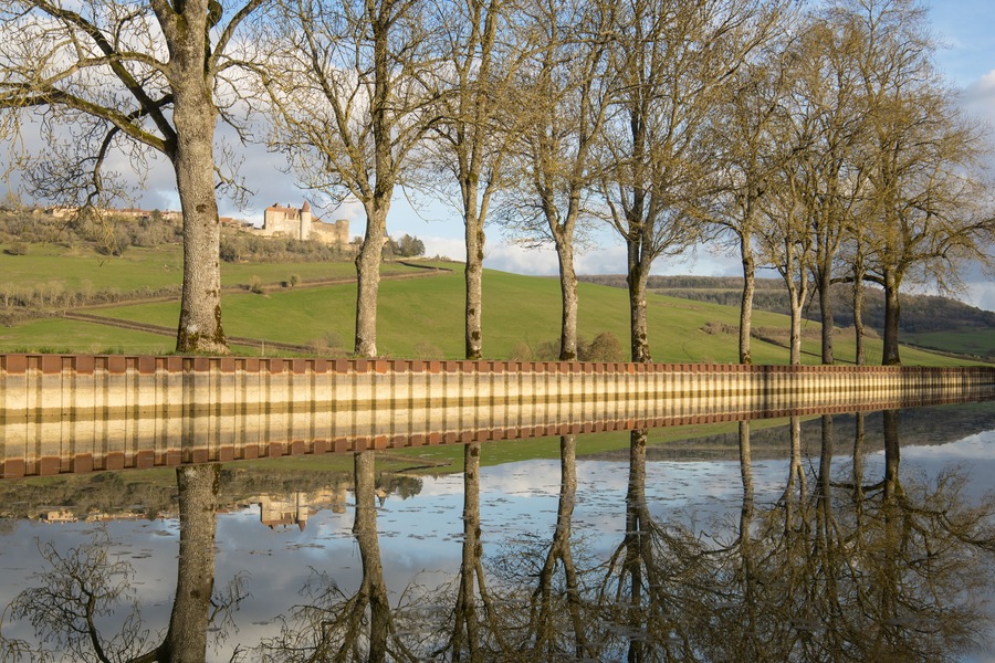 paysage le long du canal de Bourgogne avec vue sur le village perché de Châteauneuf dans le département de la Côte-d'Or, dans la région Bourgogne-Franche-Comté
