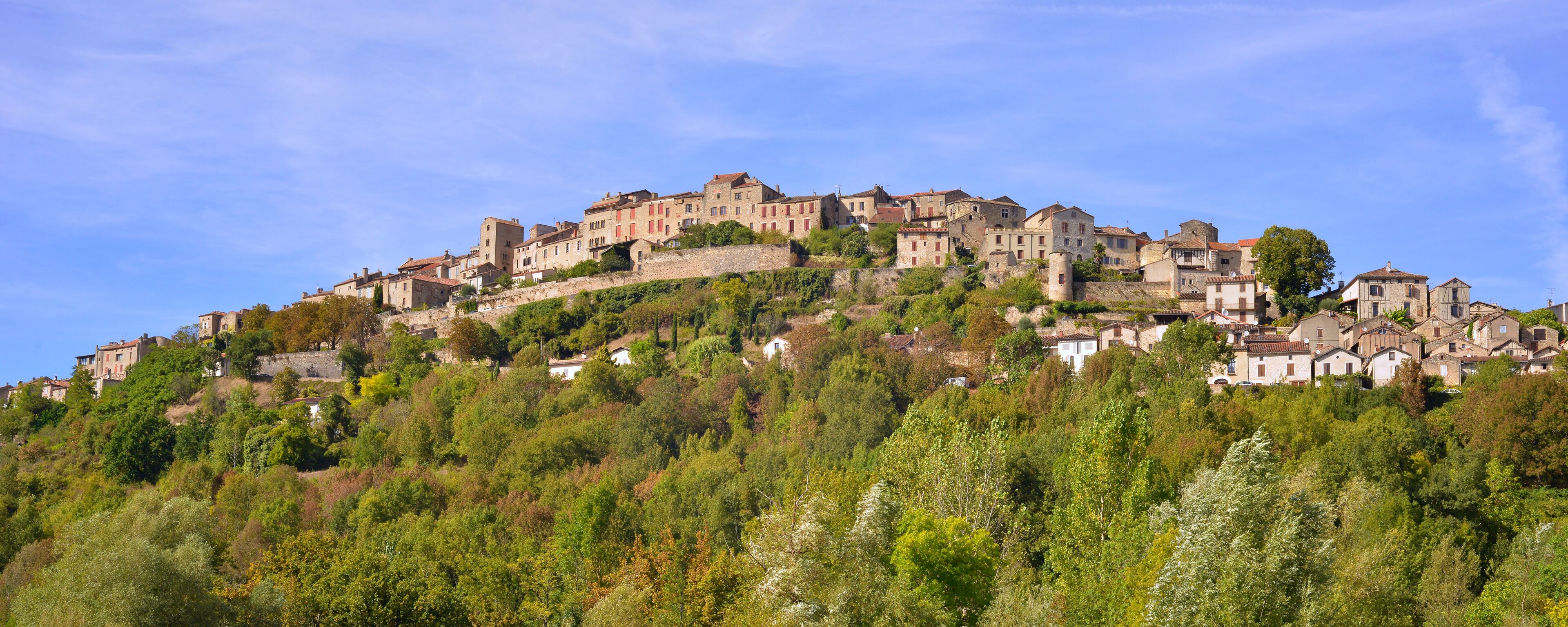 Panoramique Cordes-sur-Ciel (81170) sur la colline, département du Tarn en région Occitanie, France