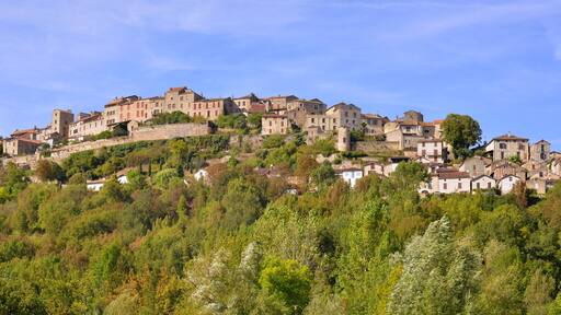 Panoramique Cordes-sur-Ciel (81170) sur la colline, département du Tarn en région Occitanie, France