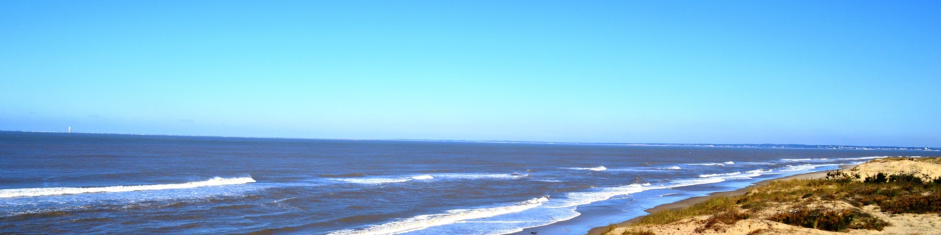 views of the dunes and the Atlantic Ocean in Soulac, Gironde, France; Shutterstock ID 386427628; purchase_order: SP-1332 HA Batch 2 August 2018; Order: ; client: HomeAway; other: To be paid with HA bu