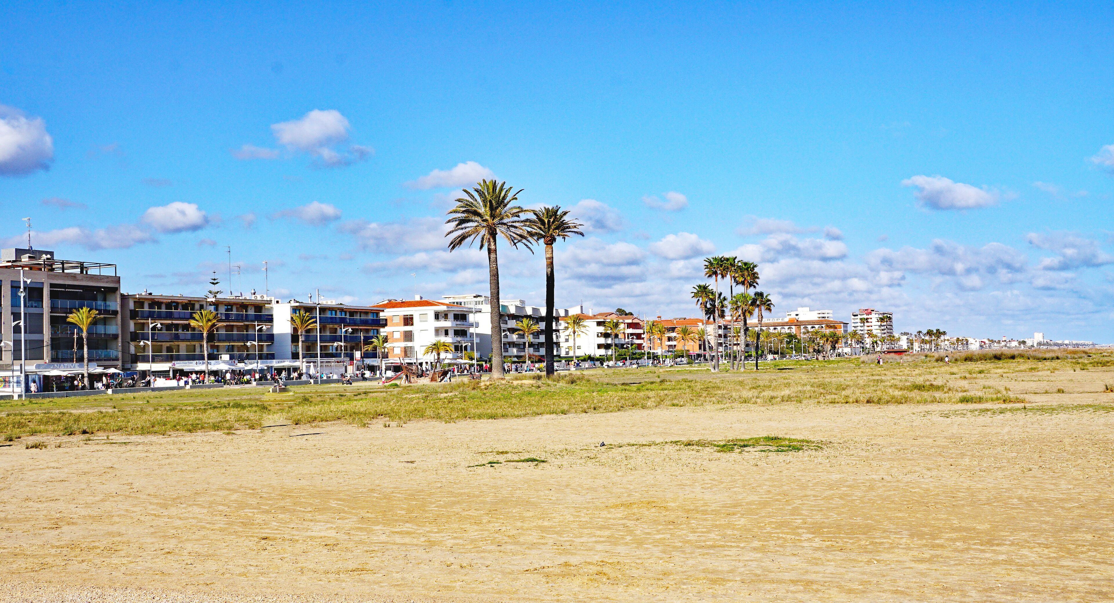Playa de Comarruga en la costa dorada en El Vendrell, Tarragona, Catalunya, España, Europa