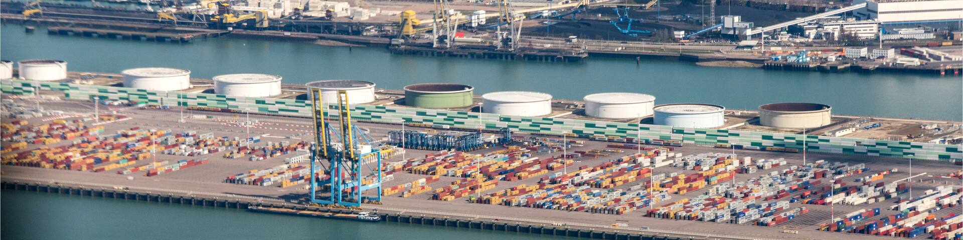 vue aérienne du port du Havre et des réservoirs de pétrole en France