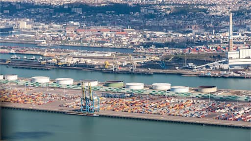 vue aérienne du port du Havre et des réservoirs de pétrole en France